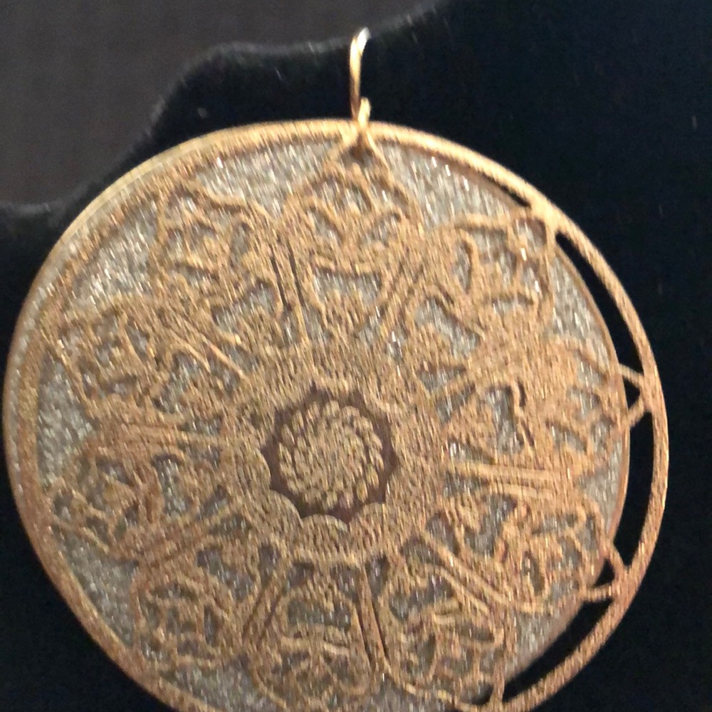 Set of oversized earrings in gold tone. - Picture 3 of 8